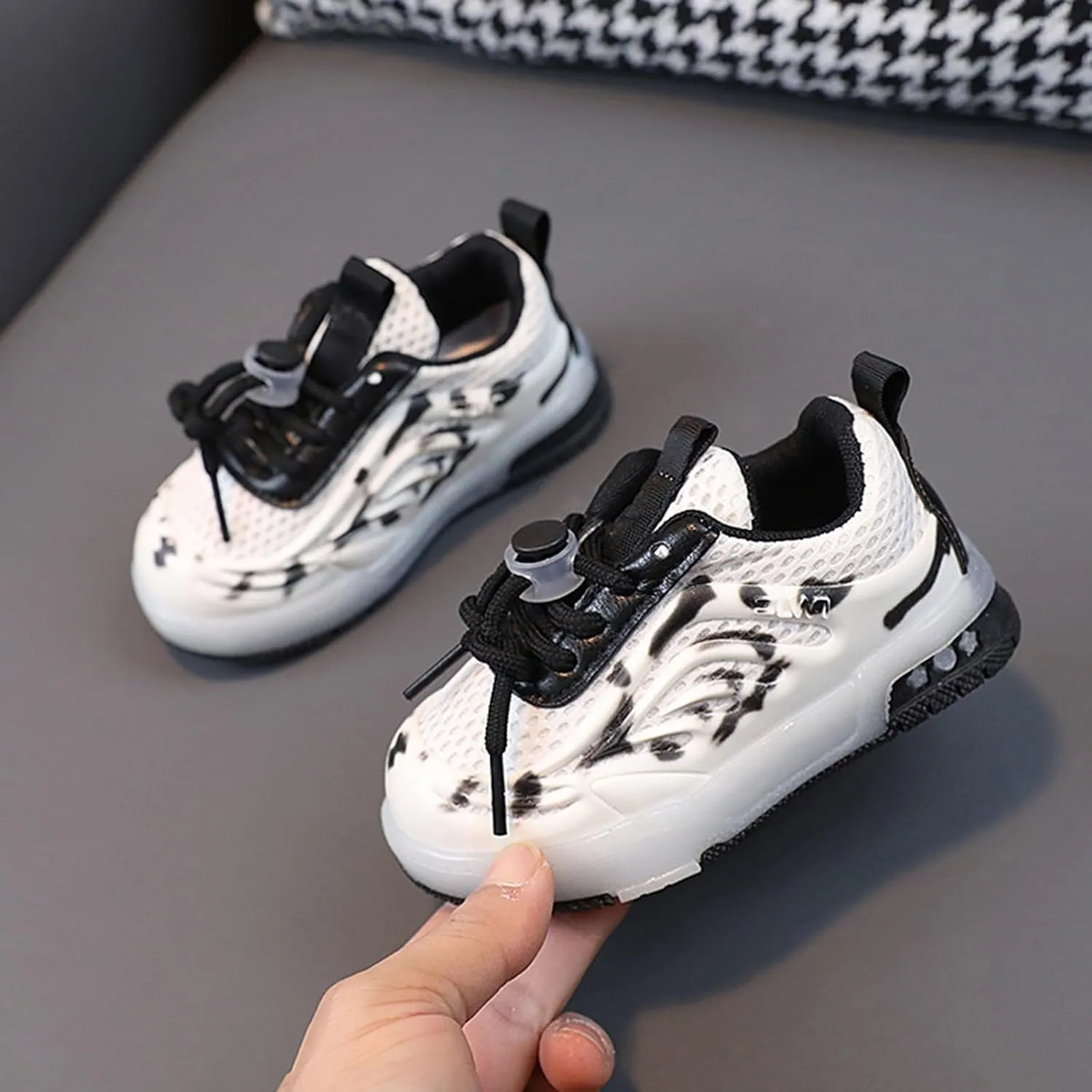 Kids Toddler Light Up Flashing Shoes Girls Boys Lightweight Mesh Breathable Flat Glowing First Walking Sneaker