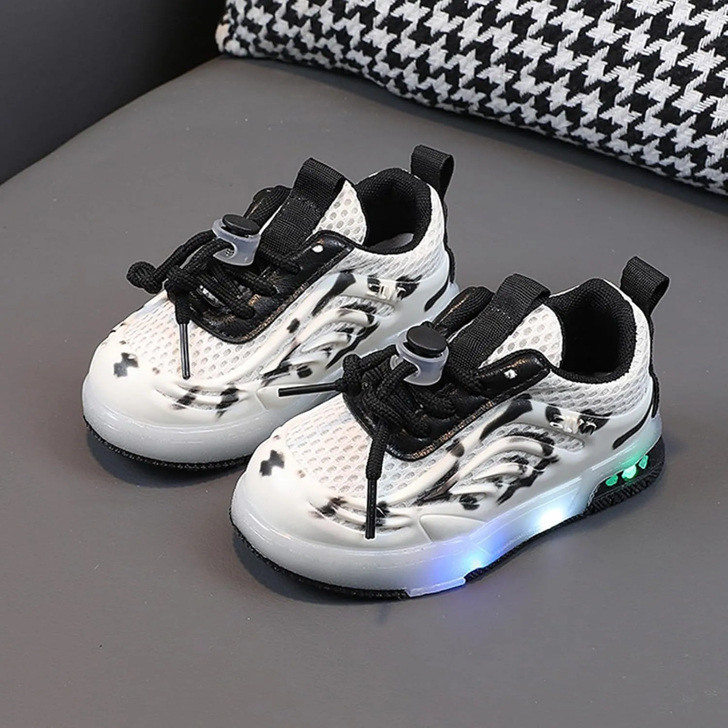 Kids Toddler Light Up Flashing Shoes Girls Boys Lightweight Mesh Breathable Flat Glowing First Walking Sneaker